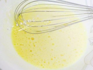 3、牛奶布丁 宝宝辅食，鸡蛋+牛奶+柠檬汁,加入糖和柠檬汁/香草精拌匀。