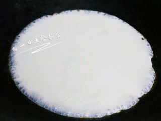 4、牛奶布丁 宝宝辅食，鸡蛋+牛奶+柠檬汁,把牛奶加热到沸腾的状态。