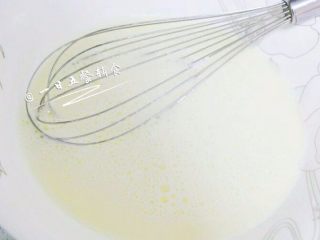 5、牛奶布丁 宝宝辅食，鸡蛋+牛奶+柠檬汁,将沸腾的牛奶倒入鸡蛋液中，倒牛奶的时候要慢慢倒，以免把鸡蛋烫熟。