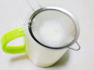 6、牛奶布丁 宝宝辅食，鸡蛋+牛奶+柠檬汁, 用滤网过滤两三次。