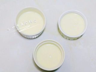 7、牛奶布丁 宝宝辅食，鸡蛋+牛奶+柠檬汁,倒入碗 / 布丁碗 / 布丁瓶 / 硅胶磨具中，封上保鲜膜，用牙签在保鲜膜上面扎几个小洞。