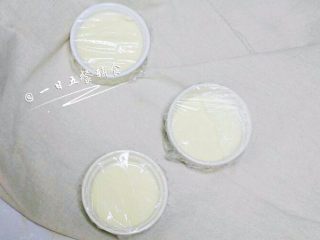 8、牛奶布丁 宝宝辅食，鸡蛋+牛奶+柠檬汁,大火烧开一锅热水，水开了之后把布丁放入锅中，中小火隔水蒸15分钟左右。