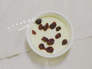 10、牛奶布丁 宝宝辅食，鸡蛋+牛奶+柠檬汁,完成。