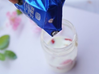 6、两分钟自制超nice的草莓奶昔,将酸奶倒入杯中。