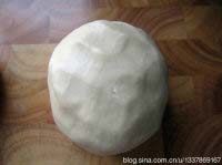 4、苏式松仁枣泥&椒盐麻仁月饼,和成油酥面团,盖上保鲜膜松弛20分钟