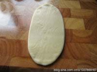 6、苏式松仁枣泥&椒盐麻仁月饼,水油皮包油酥皮,捏紧收口,收口朝上,上下擀成约15cm的舌形