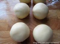 9、苏式松仁枣泥&椒盐麻仁月饼,将收口往里捏,整成圆形