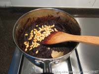 12、苏式松仁枣泥&椒盐麻仁月饼,完全冷却后,加入松仁