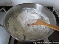 14、苏式松仁枣泥&椒盐麻仁月饼,面粉和糯米粉放入锅中,小火慢慢焙至微黄,关火冷却