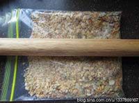 18、苏式松仁枣泥&椒盐麻仁月饼,除芝麻以外的所有果仁放进保鲜袋,用擀面杖压成粗粒