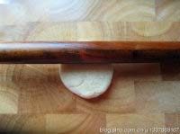 22、苏式松仁枣泥&椒盐麻仁月饼,将饼皮收口朝上,擀成圆形面皮