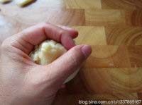 23、苏式松仁枣泥&椒盐麻仁月饼,包入一份馅料,用虎口收紧收口