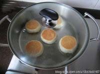 25、苏式松仁枣泥&椒盐麻仁月饼,烧热平底锅,5个一锅,小火慢慢烙熟。保持小火,中间翻面1到2次,加锅盖,大约烙15到20分钟,至月饼周边起鼓即可。