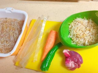 1、东北那旮沓的美食★酸菜豆芽炒宽粉,开始准备我们的食材啦。我的酸菜是自己腌制的，很简单，就是白菜切丝，用盐水泡一下，让它杀水，然后抹腌制盐，再放矿泉水瓶子里，腌制20天以上。很健康，很地道的呢。