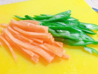 2、东北那旮沓的美食★酸菜豆芽炒宽粉,首先尖椒和胡萝卜切丝，备用。