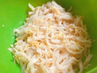 4、东北那旮沓的美食★酸菜豆芽炒宽粉,酸菜投洗几遍，好去盐，然后备用。