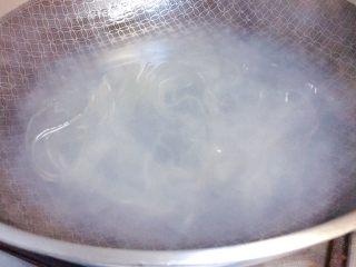 5、东北那旮沓的美食★酸菜豆芽炒宽粉,锅里烧开水，把宽粉条放进去，煮10-15分钟，到9分熟，自己看着火候哦，因为粉条的特质和锅和火咱们都是不一定一样的呢。可以用尝的。不要煮烂了。