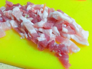 6、东北那旮沓的美食★酸菜豆芽炒宽粉,五花肉切比平时宽一点点的宽丝。