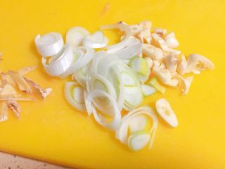 7、东北那旮沓的美食★酸菜豆芽炒宽粉,再备一些葱花，姜丝和蒜沫。