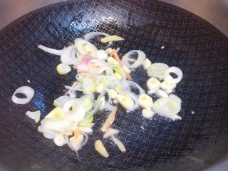 8、东北那旮沓的美食★酸菜豆芽炒宽粉,可以开始下锅了。首先锅里下油，油热5分，下葱姜蒜爆香。多放一点油，因为酸菜很吃油的，多点油更香。