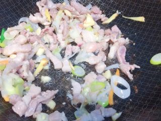 9、东北那旮沓的美食★酸菜豆芽炒宽粉,然后下五花肉，煸炒到完全变色。