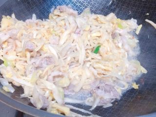 11、东北那旮沓的美食★酸菜豆芽炒宽粉,不停翻炒，直到把水都炒得差不多没了。