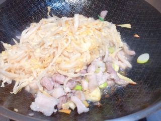 10、东北那旮沓的美食★酸菜豆芽炒宽粉,把酸菜扔进去