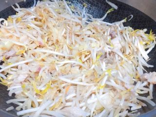 12、东北那旮沓的美食★酸菜豆芽炒宽粉,然后可以下豆芽了，翻炒1分钟左右。豆芽刚开始变透明即可。