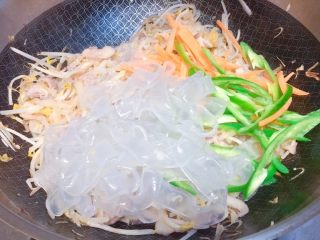 13、东北那旮沓的美食★酸菜豆芽炒宽粉,马上下宽粉和尖椒和胡萝卜