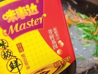 14、东北那旮沓的美食★酸菜豆芽炒宽粉,开始调味，首先是味极鲜或者生抽，大概10ml