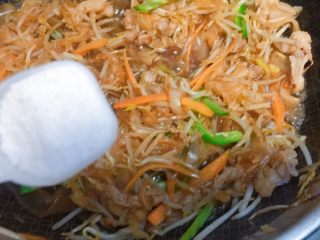 16、东北那旮沓的美食★酸菜豆芽炒宽粉,然后是盐，大概7g