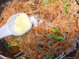 17、东北那旮沓的美食★酸菜豆芽炒宽粉,鸡精大概6g。然后继续翻炒入味，调味均匀。大概1-2分钟即可。放调料要快，这里怕过火的是豆芽和粉条。