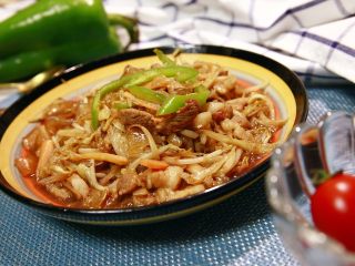 18、东北那旮沓的美食★酸菜豆芽炒宽粉,出锅了。怎么样？看上去，挺杠杠的吧？东北人喜欢吃酸菜的原因，不仅仅是文化遗产习俗的影响，更因为酸菜好保存，酸酸的爽口，脆脆的舒服。它有家乡的味道，也有冬天的味道，更有妈妈的味道。