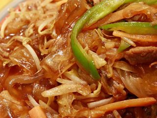 19、东北那旮沓的美食★酸菜豆芽炒宽粉,这里的宽粉也可以换成圆形的那种粉条，也可以是粉丝。不过粉丝更爱炒烂，必须马上下马上出锅。豆芽在这道菜里，是中和和提升口感的作用，并且豆芽也是东北常吃的一种食材，它和酸菜在一起，是很搭配的。