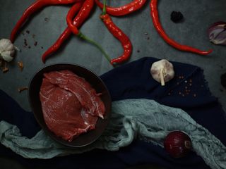 1、秘制黑松露牛肉酱,准备食材：按配料表称好