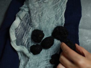 2、秘制黑松露牛肉酱,黑松露水分擦干