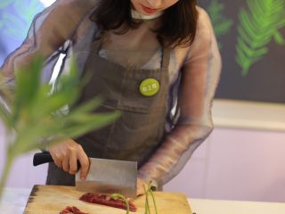 3、秘制黑松露牛肉酱,牛肉切成片