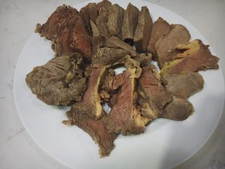 4、秘制黑松露牛肉酱,水煮一下捞出