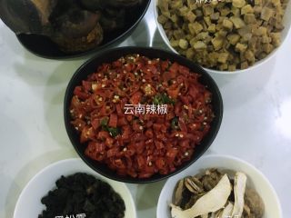 5、秘制黑松露牛肉酱,所有配料切成粒