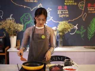 6、秘制黑松露牛肉酱,锅预热、放入菜籽油