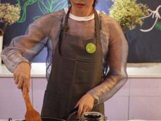 7、秘制黑松露牛肉酱,小火炸香料，大概20分钟后捞出