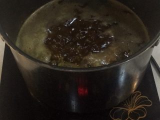 8、秘制黑松露牛肉酱,炸好香料的油中依次分别放入牛肉、杏鲍菇、辣椒水分炸干，捞出备用