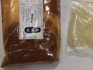 9、秘制黑松露牛肉酱,留少许油，煸炒辣椒粉、大蒜粒，芝麻等配料