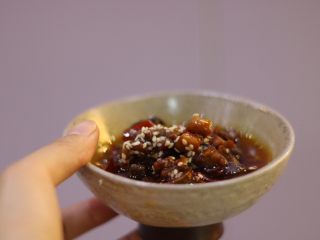 11、秘制黑松露牛肉酱,盛碗冷却