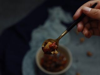 12、秘制黑松露牛肉酱,装饰摆盘