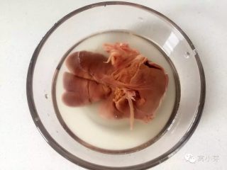 1、宝宝辅食：番茄鸡肝/猪肝汤,将猪肝/鸡肝洗净，去除筋膜和血管，浸泡30分钟左右。