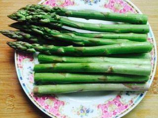 3、双笋炒虾仁（芦笋+玉米笋）,芦笋切半