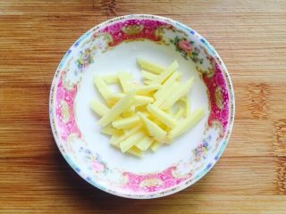 4、双笋炒虾仁（芦笋+玉米笋）,姜去皮洗干净切成丝备用