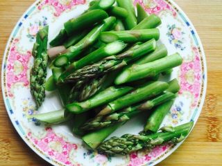 12、双笋炒虾仁（芦笋+玉米笋）,芦笋洗干净滚刀切