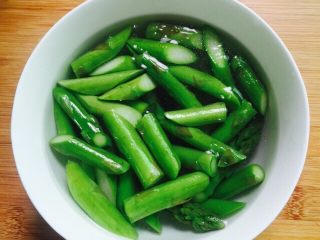 15、双笋炒虾仁（芦笋+玉米笋）,放入凉水中，炒之前沥干水分